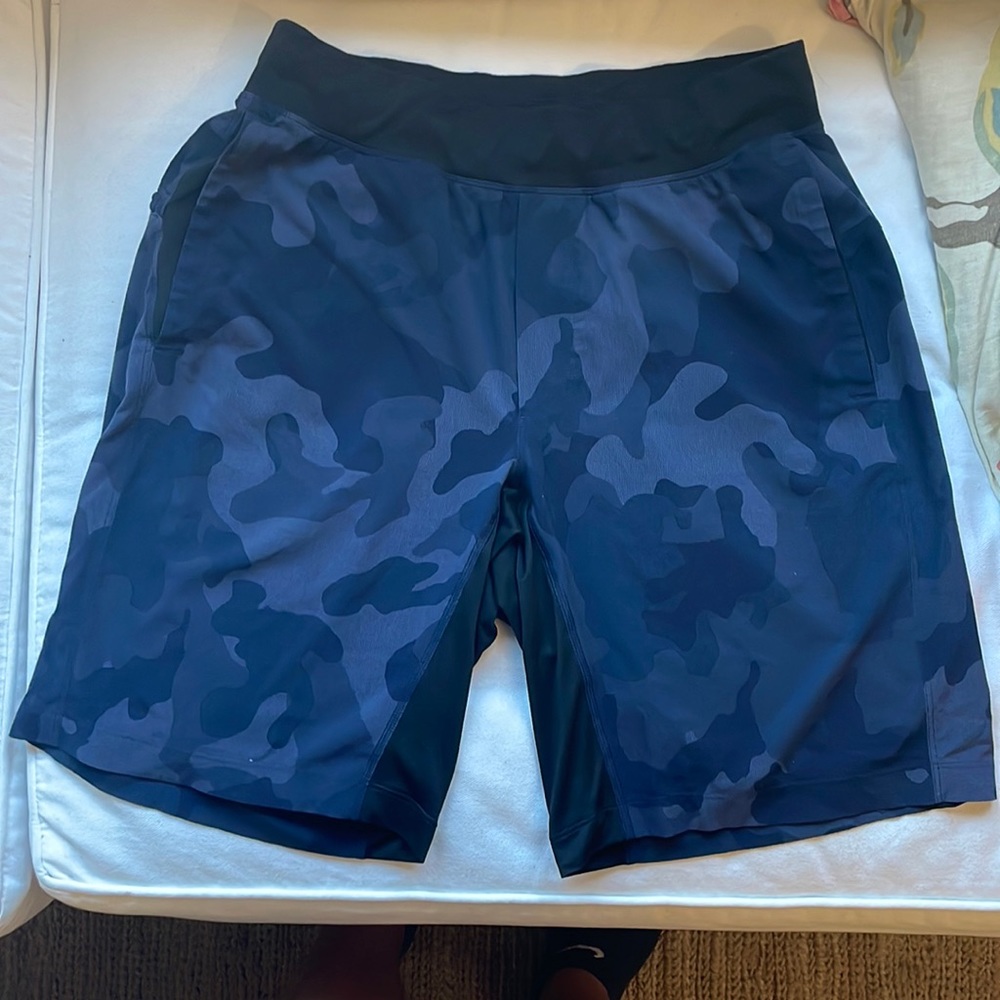 Mens large lulu lemon camouflage blue workout shorts (no liner)